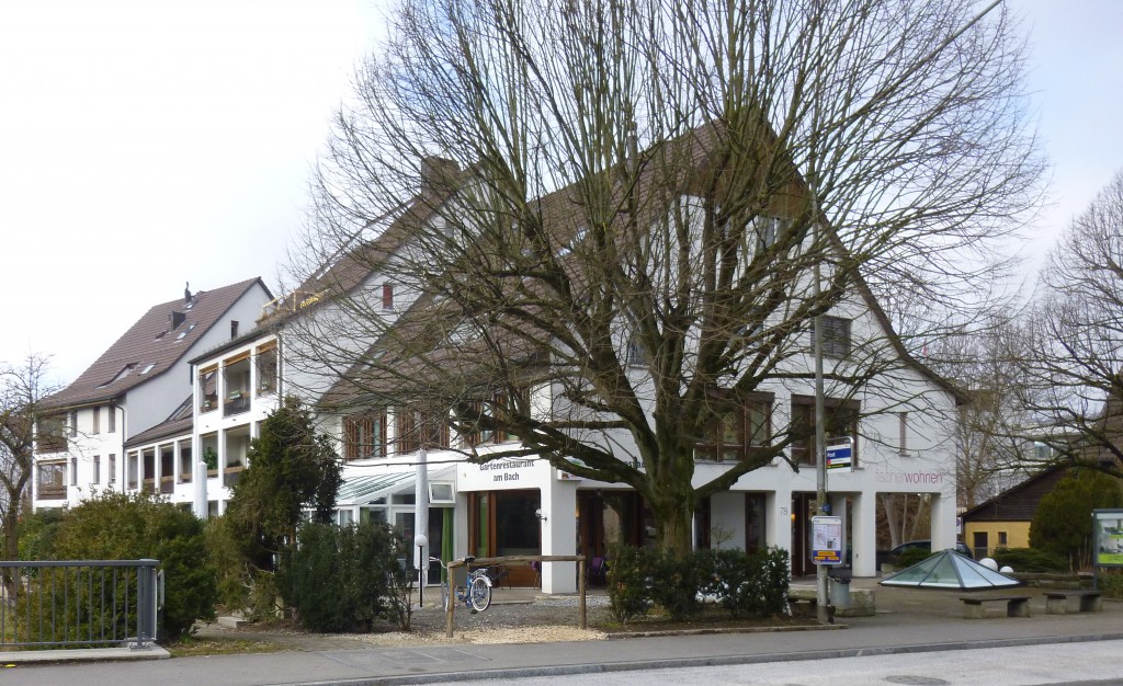 Das heutige Wohn- und Geschäftshaus mit fischerwohnen AG und Café am Bach.