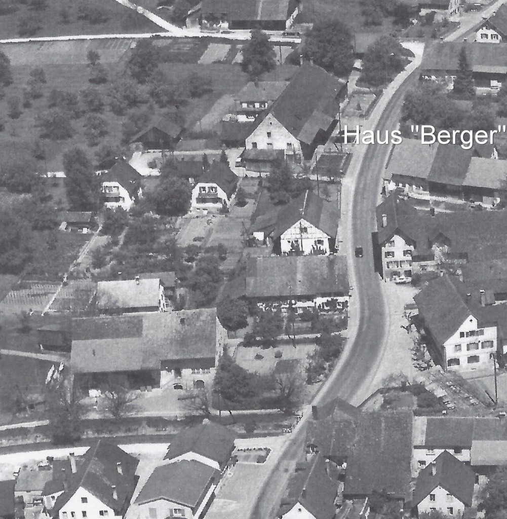 Luftaufnahme des Dorfzentrums (vermutlich ca. 1960) mit der Liegenschaft Berger, oben links der Landstrasse.