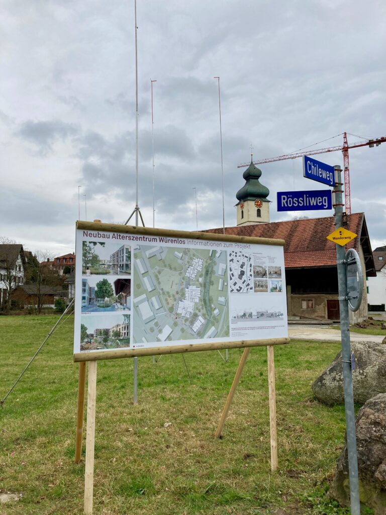 Eine aktuelle Informationstafel an der Ecke Rössligasse/Chileweg informiert über das nun auf der Zentrumswiese ausgesteckte Projekt für das Alterszentrum.